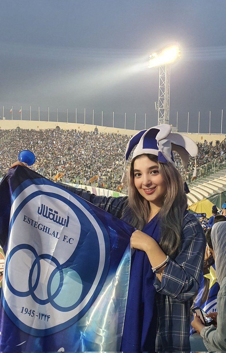 تصویری جذاب از خوشحالی یک دختر استقلالی در استادیوم آزادی