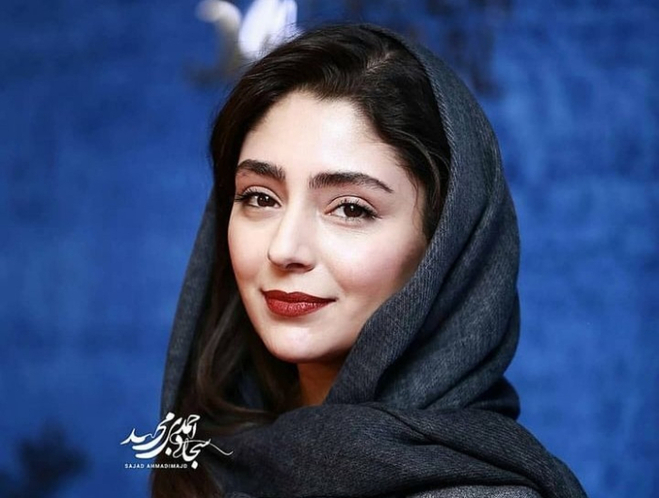 استوری شاد با حرکات موزون بازیگر زن در کنسرت خواننده مشهور | فیلم