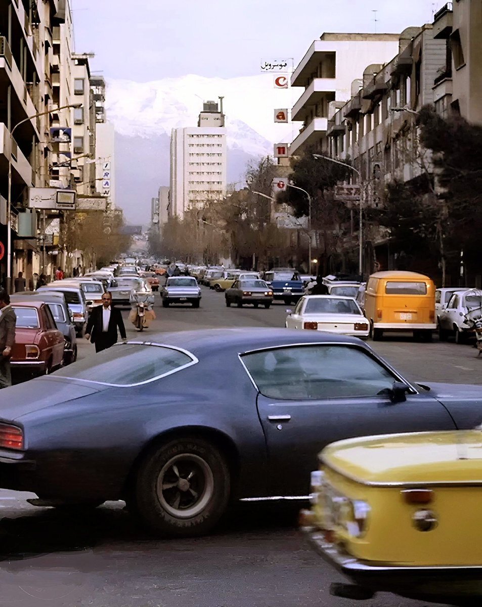 تصویری جالب؛ جولان ماشین‌های خارجی در خیابان معروف تهران در سال ۱۳۵۷