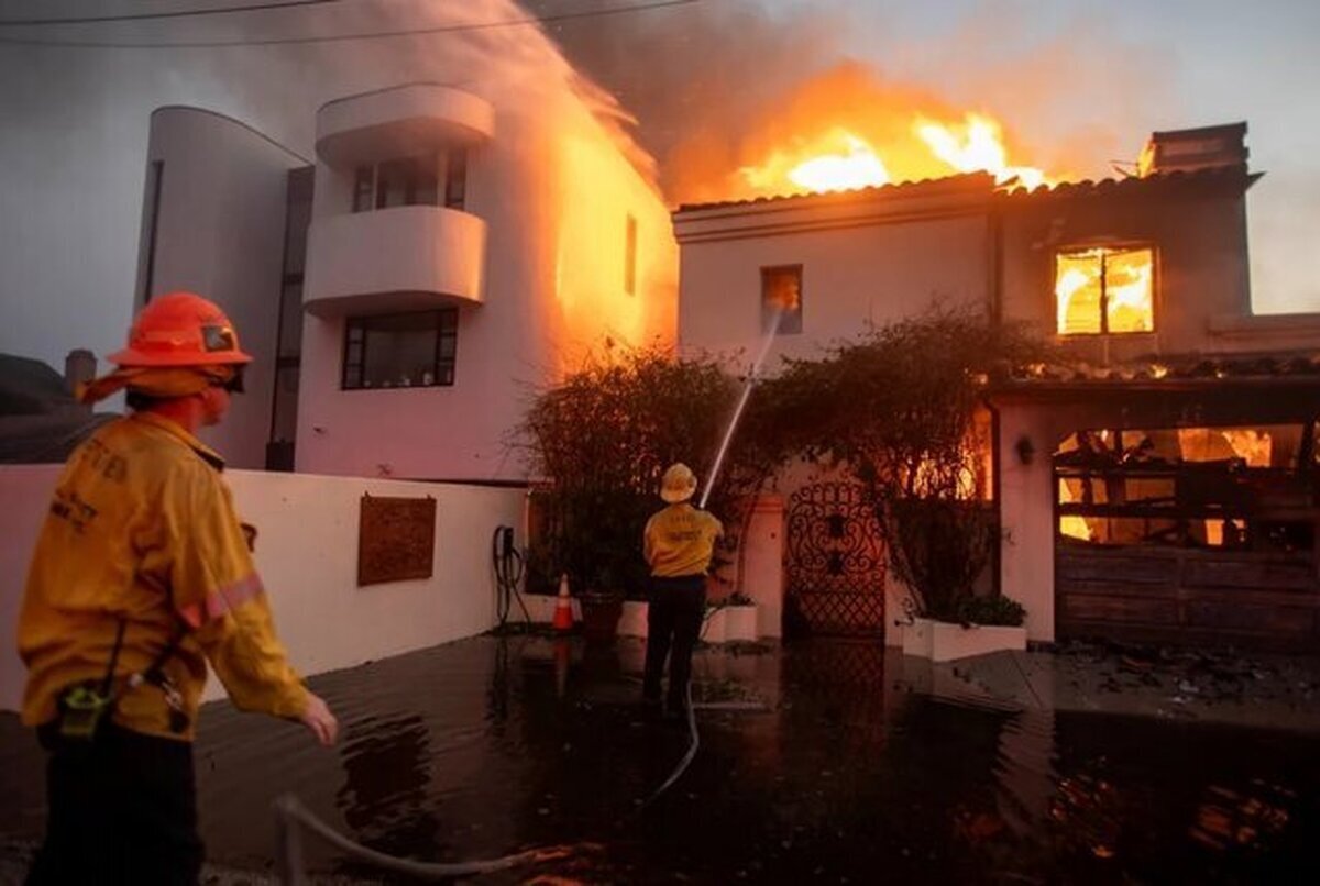 آتشسوزی لسآنجلس از نگاه رسانههای داخلی/ «کارما» سرانجام یقه آمریکا را گرفت!