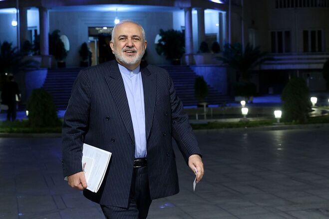 ادامه حرکات ظریف برای لجبازی با نمایندگان مجلس؛ ریشخند و حرکت! | فیلم