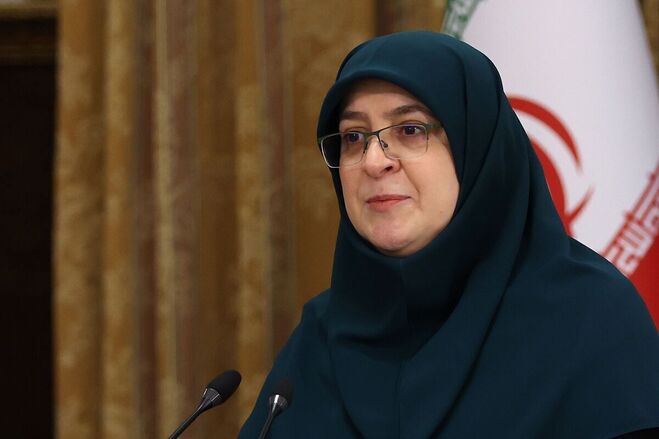 سخنگوی دولت در تلویزیون: گرانی بنزین لازم است، اذهان مردم را باید آماده کرد | چرا دلار گران شد؟