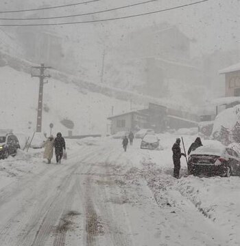 تصاویری از شدت و حجم عجیب برف در یک نقطه خاص استان تهران