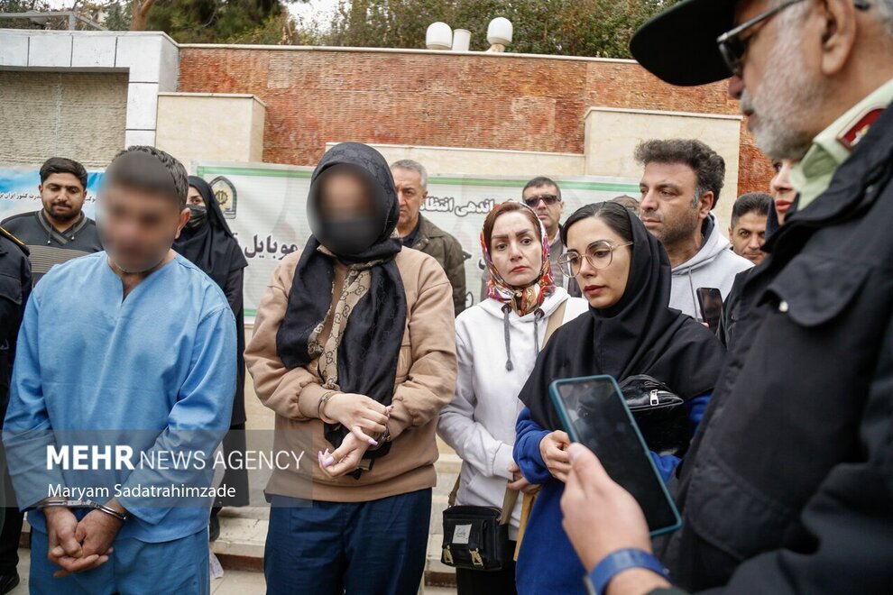عکسی جالب از خالکوبی‌ زن سارق و اراذل دستگیر شده در شیراز!