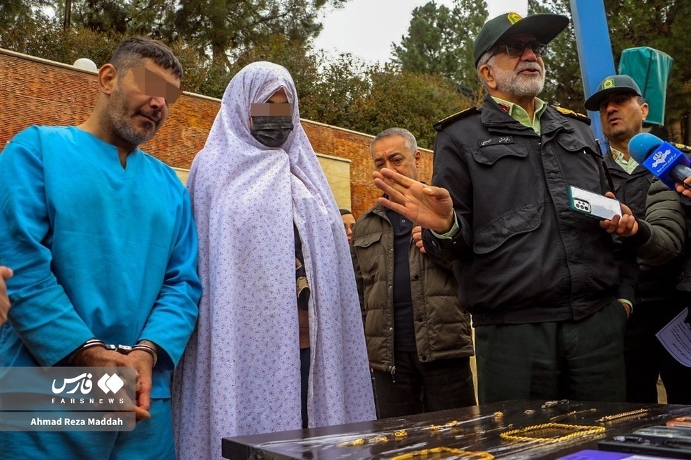 عکسی جالب از خالکوبی‌ زن سارق و اراذل دستگیر شده در شیراز!