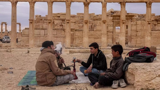 تصاویری از پیک‌نیک و بساط قلیان‌کشی سوری‌ها در شهر باستانی وسط بیابان