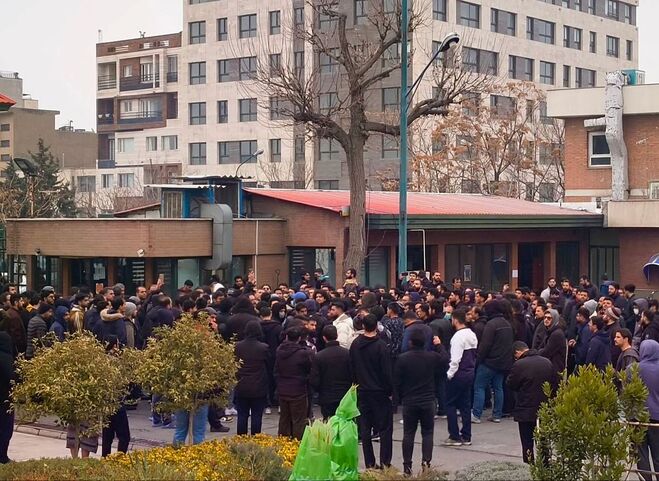 ادامه اعتراضات در دانشگاه تهران؛ عامل اصلی اتفاقات امروز کوی لباس‌شخصی‌ها معرفی شدند | چطور وارد دانشگاه شدند؟ +عکس