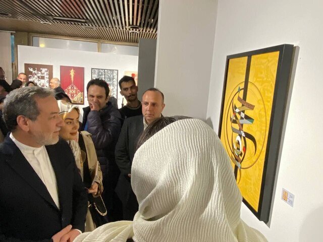 قاب تازه از عراقچی و همسر جوانش در نمایشگاهگردی در تهران | عکس قاب تازه از عراقچی و همسر جوانش در نمایشگاهگردی در تهران | عکس