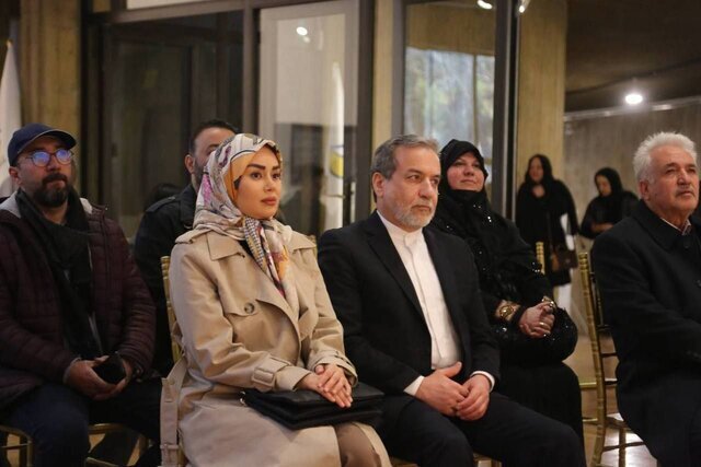 قاب تازه از عراقچی و همسر جوانش در نمایشگاهگردی در تهران | عکس قاب تازه از عراقچی و همسر جوانش در نمایشگاهگردی در تهران | عکس