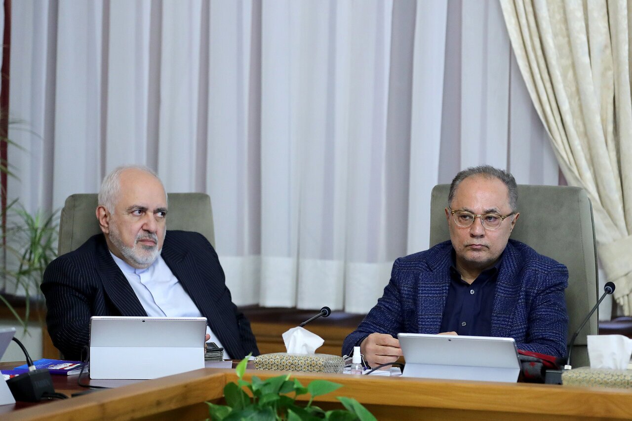 انتشار عکسی معنادار از ظریف پس از شایعه شبانه استعفای او انتشار عکسی معنادار از ظریف پس از شایعه شبانه استعفای او