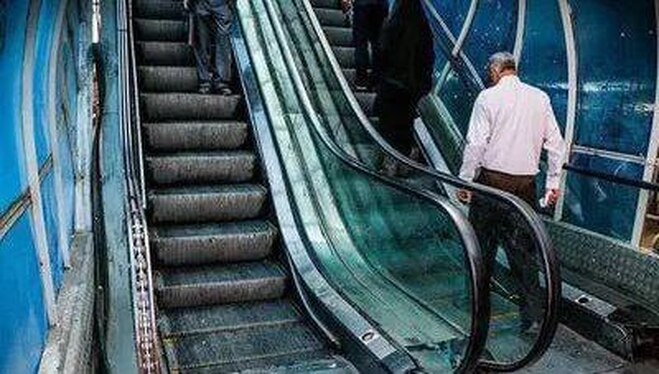 پله برقی خیابان دماوند تهران قاتل جان یک زن؛ شال گیر کرده بود!