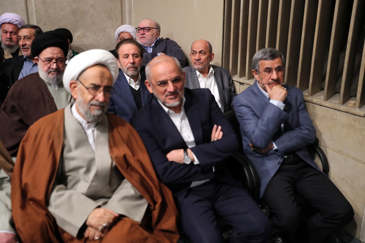 تصاویری از محل نشستن ظریف و احمدینژاد در بیت رهبری تصاویری از محل نشستن ظریف و احمدینژاد در بیت رهبری