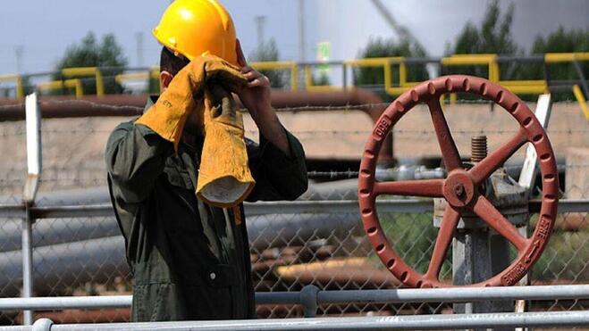 مقایسه دستمزد ۱۴۰۴ کارگران با دلار؛ از افزایش ۴۵ درصدی مزدتان راضی‌اید؟ | سبد معیشت امروز چند است؟