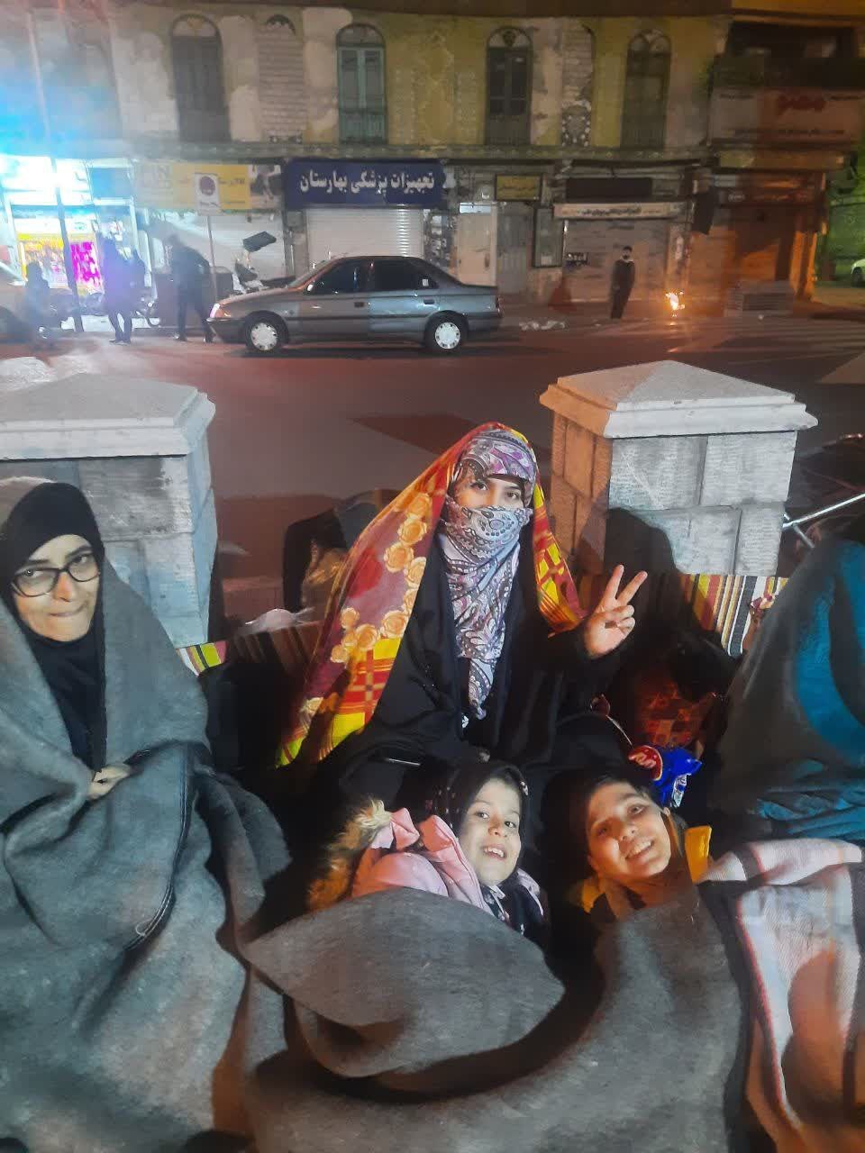 عکسی از تحصن‌کنندگان قانون حجاب با کودکان‌شان در شب سرد تهران