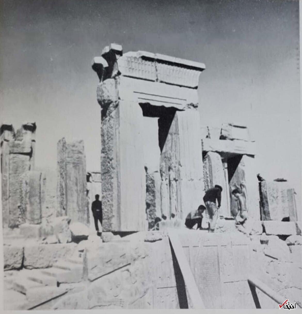 عکسی تاریخی و نادیده از شیوه مرمت تخت‌جمشید در دهه ۴۰