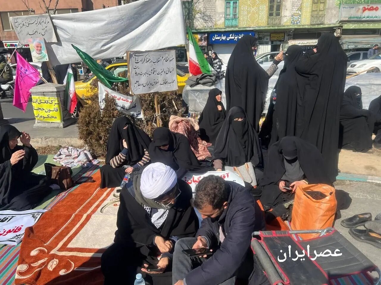 عکس جدید کمپ زشت موافقان قانون حجاب مقابل مجلس شورای اسلامی عکس جدید کمپ زشت موافقان قانون حجاب مقابل مجلس شورای اسلامی