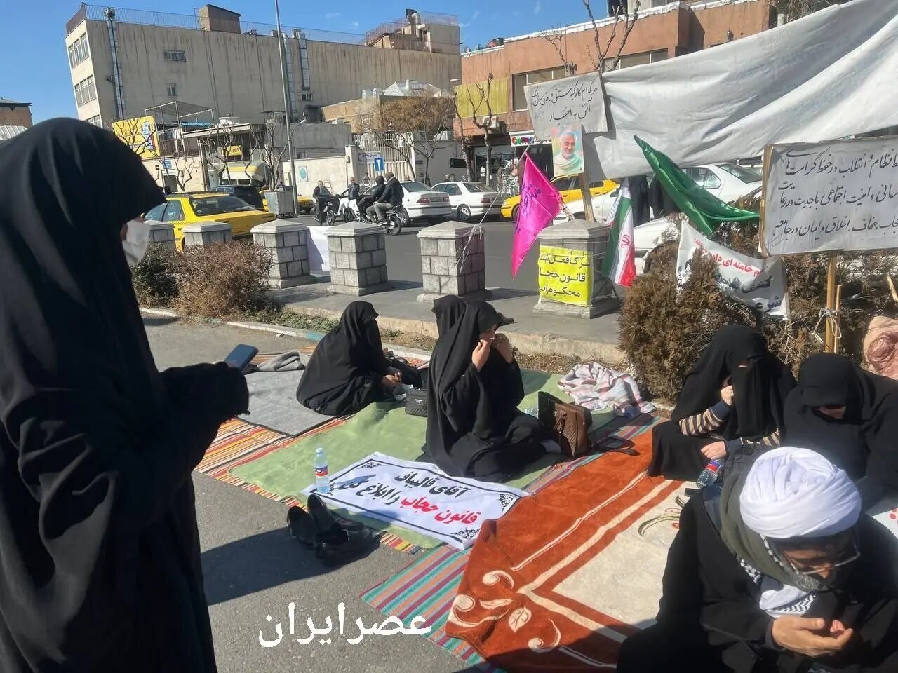 عکس جدید کمپ زشت موافقان قانون حجاب مقابل مجلس شورای اسلامی عکس جدید کمپ زشت موافقان قانون حجاب مقابل مجلس شورای اسلامی