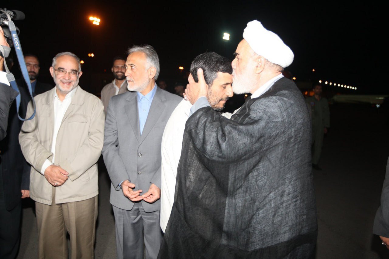 تصویری قدیمی از بوسه بر پیشانی احمدی‌نژاد روی باند فرودگاه