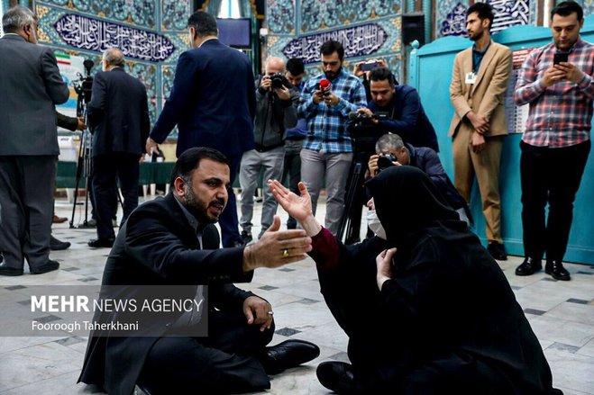فیلم نشستن چهارزانو وزیر مملکت در کف حسینیه ارشاد