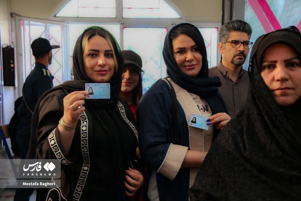 باز انتخابات و سوژه شدن حجاب زنان پای صندوق‌های رای | تصویر