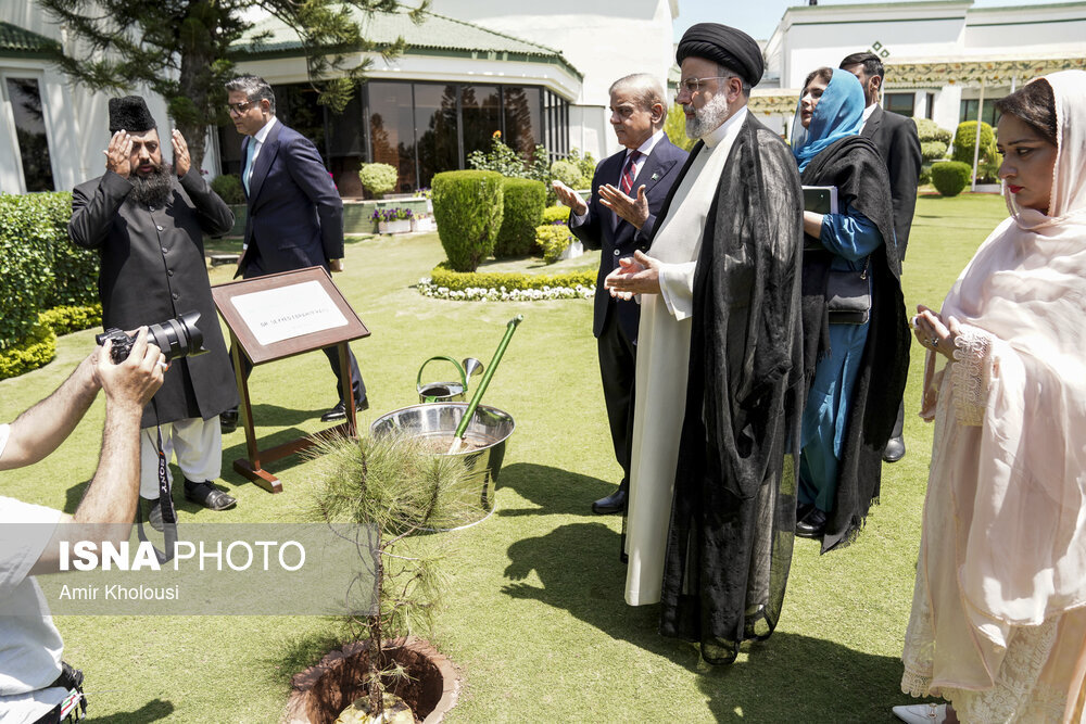 تصویری از مراسم دعا کردن رئیسی در کنار زنان پاکستانی در کاخ