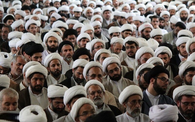 تصاویر تجمع روحانیون قم در حمایت از «طرح نور» با لباس پلنگی جنگ