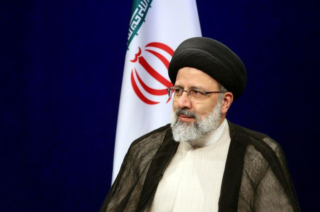 شکار عکس جنجالی از زن بی‌حجاب در حین سخنرانی رئیسی