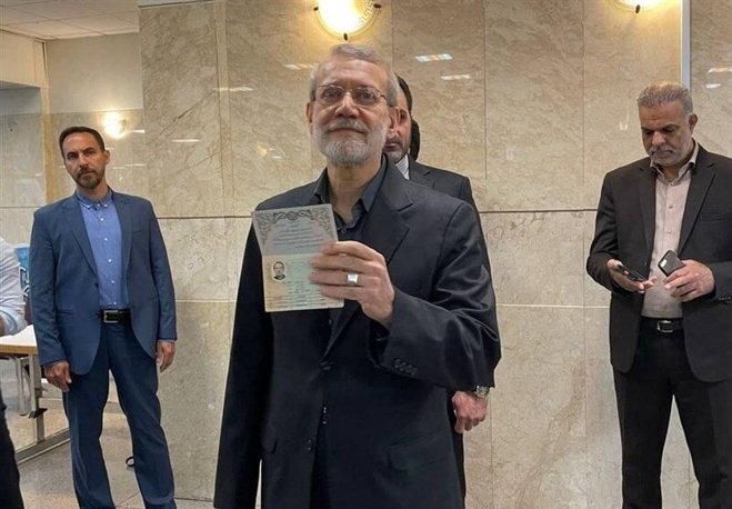 تصاویری از لحظه اولیه ورود لاریجانی با ژست تکراری؛ با اسنپ آمدی یا تپسی؟!