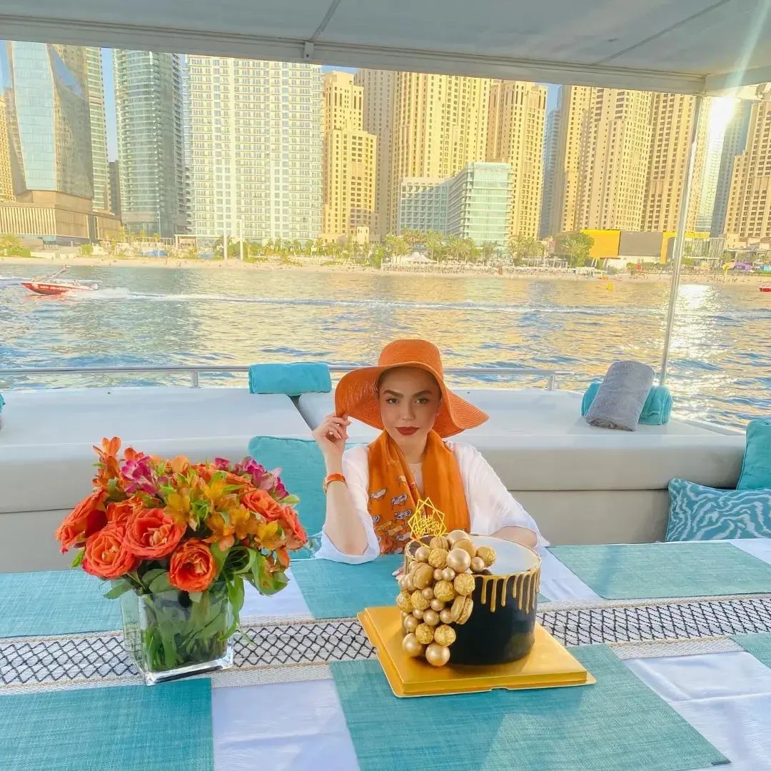 تصاویری از اوج لاکچری‌بازی بازیگر زن؛ برپایی تولد روی آب در فرنگ!