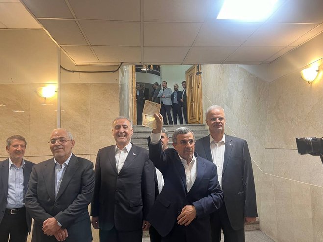 محمود احمدی‌نژاد کاندیدای ریاست جمهوری ۱۴۰۳؛ چه کسانی با او بودند؟ + تصاویر