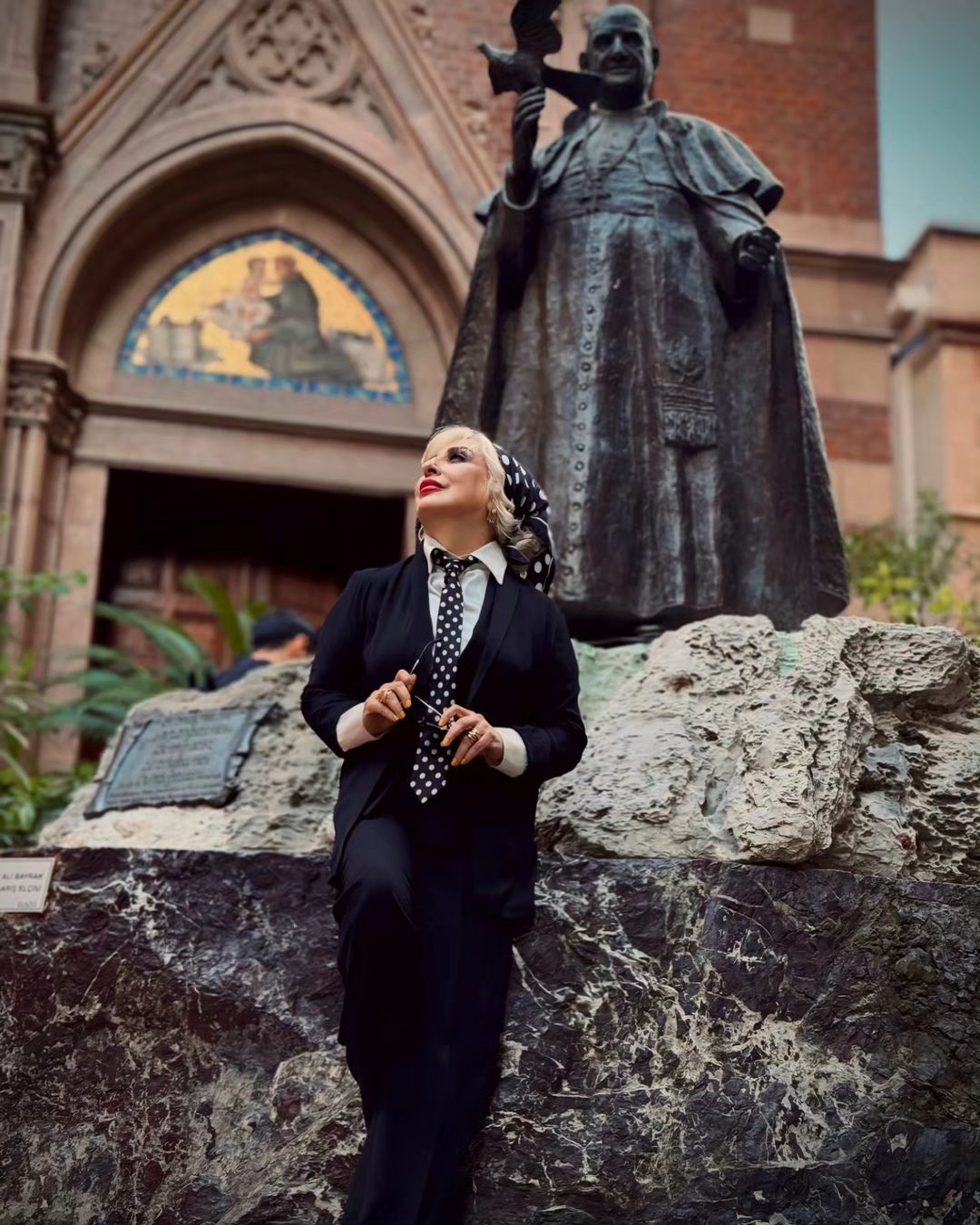 پوشش کاملا متفاوت بازیگر زن؛ استایل مردانه با موی بلوند | تصویر