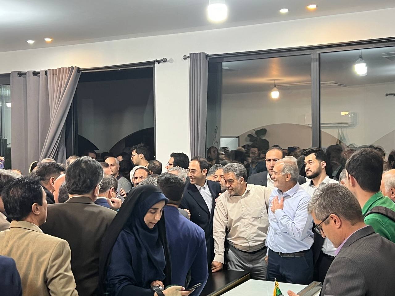 تصاویری از چهره خندان مسعود پزشکیان در شلوغی ستاد انتخاباتی‌اش