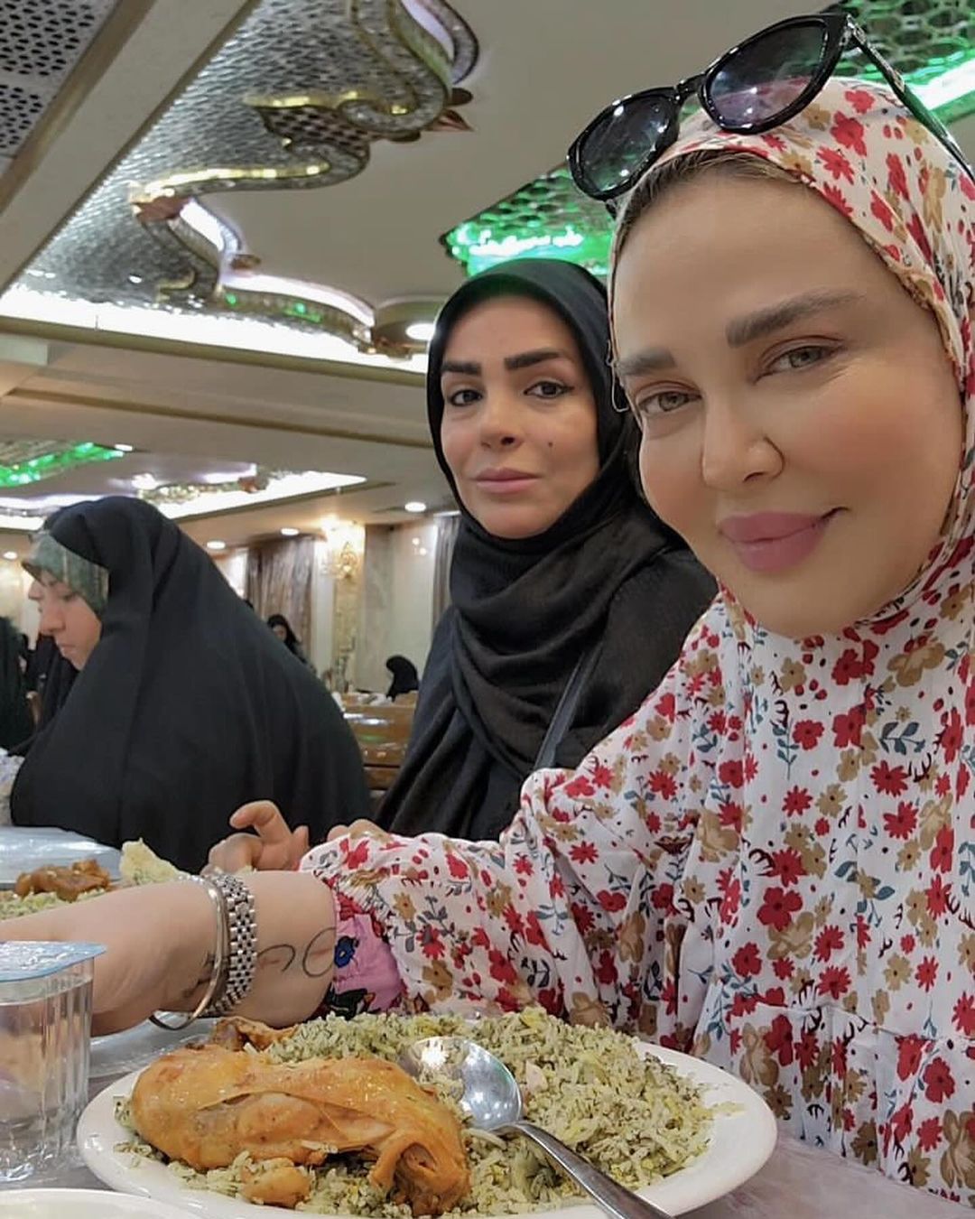 سلفی و ژستهای جدید بازیگر پرحاشیه زن در کربلا | تصویر سلفی و ژستهای جدید بازیگر پرحاشیه زن در کربلا | تصویر