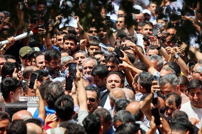 تصاویری از میزان استقبال از «مسعود پزشکیان» در بازار شوش تهران