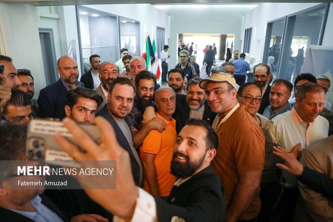 تصاویری از حضور هنرمندان پای صندوق رأی؛ چه کسانی آمدند؟