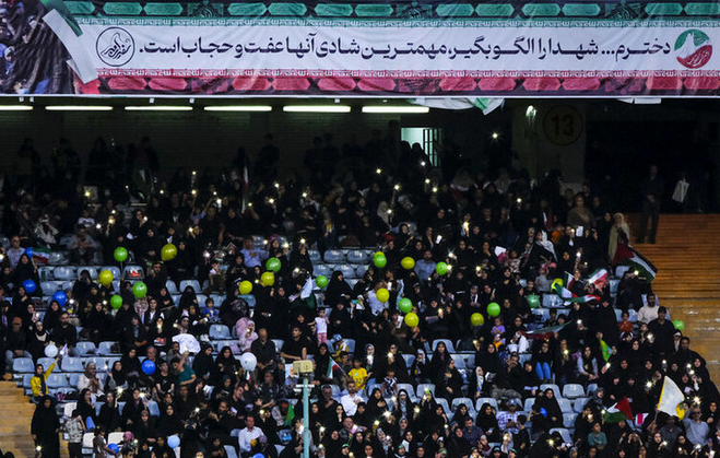 انتقاد تند از تجمع حجاب در ورزشگاه آزادی: هیچ کمکی نمی‌کند | مردمی که نیامدند و صندلی‌های خالی!