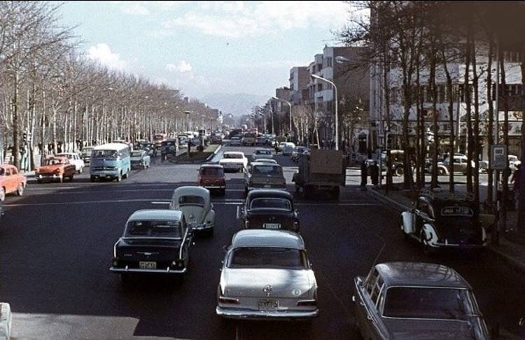 تصاویر دیده نشده از وضعیت خیابانهای اطراف «دانشگاه تهران» در دهه ۴۰ تصاویر دیده نشده از وضعیت خیابانهای اطراف «دانشگاه تهران» در دهه ۴۰