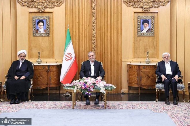 فیلم ثبت شده از گپ و گفت پزشکیان با مقام ارشد دفتر رهبری | باز میکروفون باز ماند!