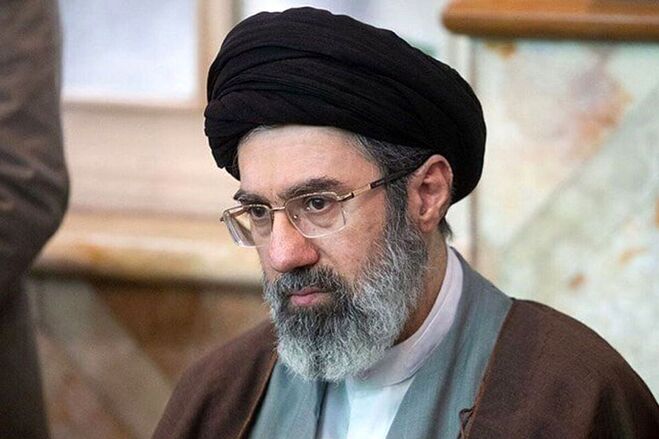 لحظه اعلام تعطیلی جلسات درس خارج مجتبی خامنه‌ای را ببینید | فیلم
