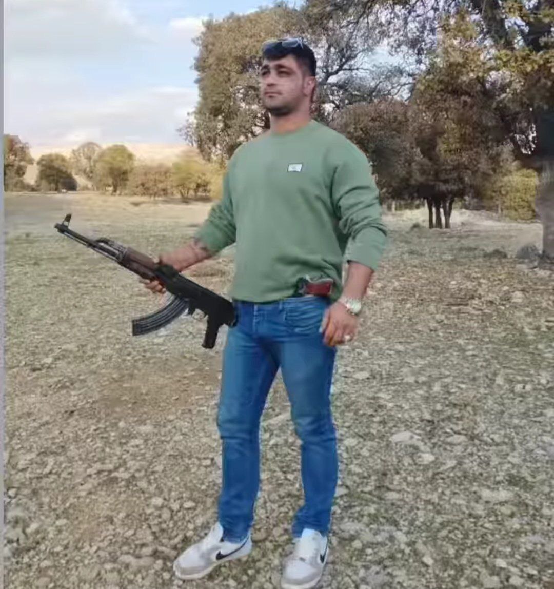 عکس پر سر و صدا از قاتل دکتر یاسوجی؛ ژست با کلکسیون سلاح گرم!