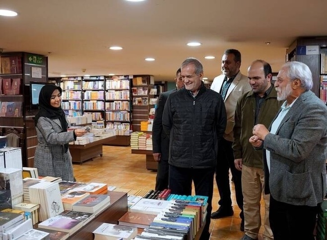 دستخط پزشکیان؛ قول تازه رئیس‌جمهور بر صفحه اول کتاب معروف | عکس