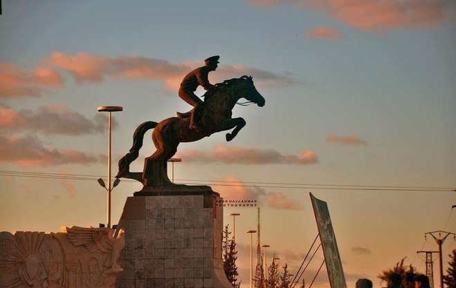 لحظه تخریب مجسمه اسب سوار برادر بشار اسد در قلب حلب | فیلم