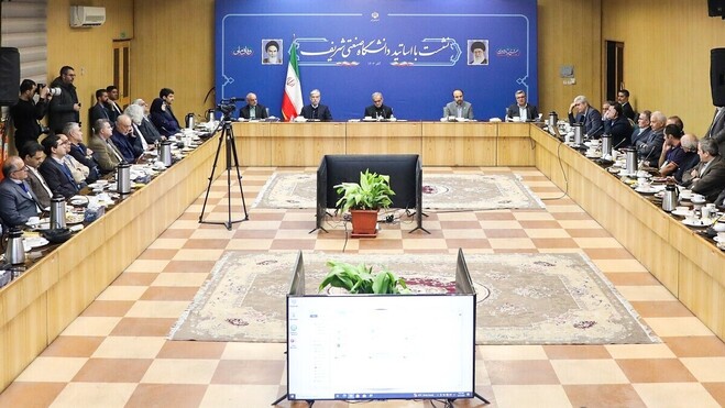 نظریه پزشکیان در جمع اساتید دانشگاه شریف: به جای برق کارخانه‌ها، برق اداره‌ قطع کنیم