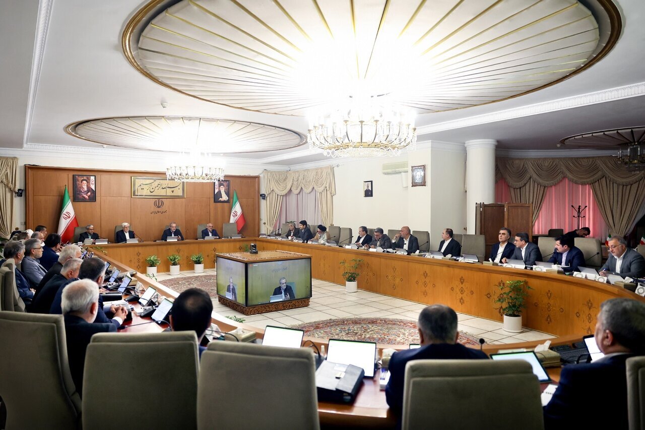 نسخه پیچیده معاون در سفر پزشکیان؛ سوءاستفاده از شخصیت رئیسجمهور برای حفظ مقام؟ +عکس نسخه پیچیده معاون در سفر پزشکیان؛ سوءاستفاده از شخصیت رئیسجمهور برای حفظ مقام؟ +عکس