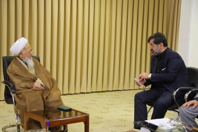 موضع مرجع تقلید معروف علیه دلارفروشی: کسب کاذب است، بساطش برچیده شود