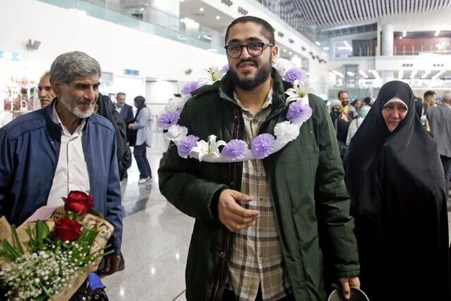 عکس آزادی ایرانی بازداشت شده در عربستان پس از یکسال حبس