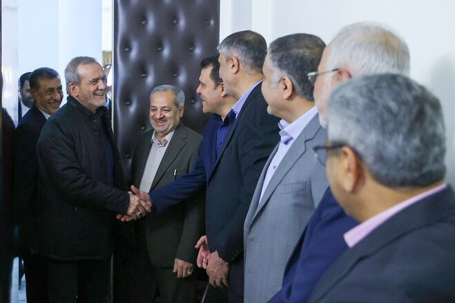 مرد قطبی دولت پزشکیان بهمراه همسر در جای خیلی دور؛ الان دقیقا کجایی؟ +عکس