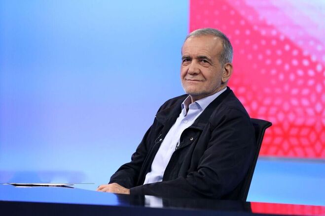 ماجرای عکس جنجالی مسعود پزشکیان؛ جشن قهرمانی تراکتور در منزل شخصی؟