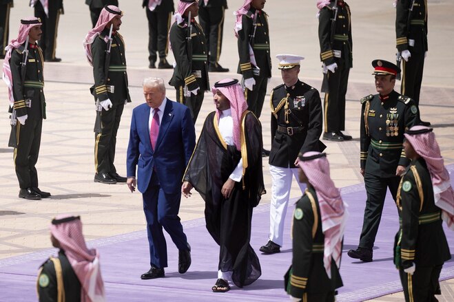 جنجال راز ست کراوات ترامپ با رنگ فرش متفاوت مراسم استقبال در ریاض +فیلم