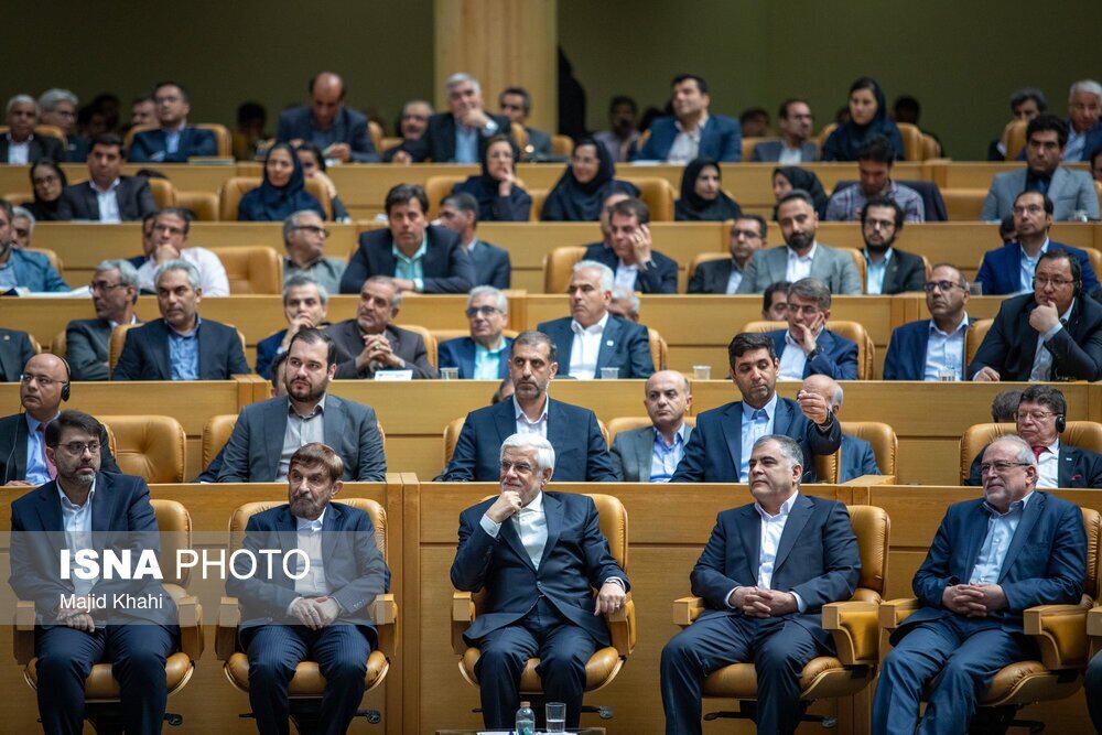 تصاویری از حضور معاون اول پزشکیان در جمع نفتی‌ها